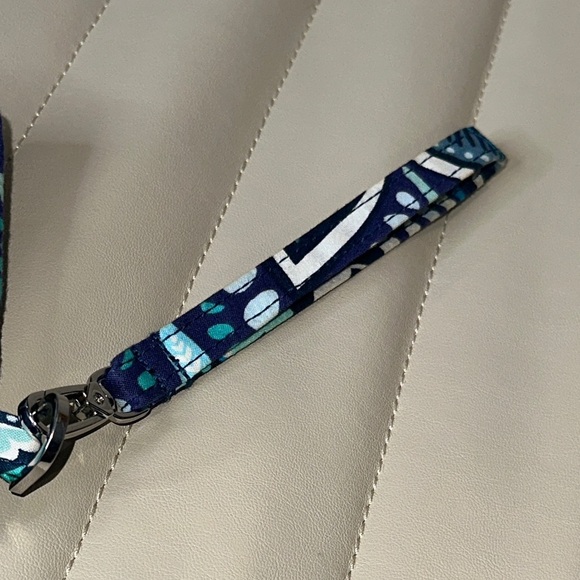 Vera Bradley Blue Island Medallion Large Zip Around Phone Wristlet 8"x4.5" NWOT - Picture 7 of 13